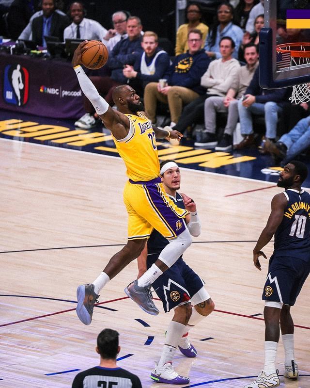 澳客网-准三双+末节单臂战斧暴扣，詹姆斯15中8得19分9板8助，正负值+13